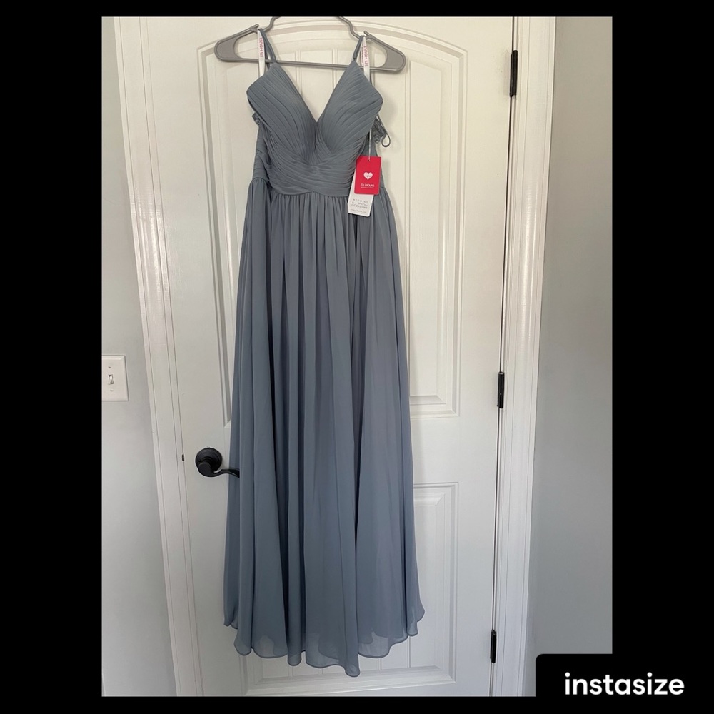 A-Line V Neck Chiffon dress. Size 6. NWT